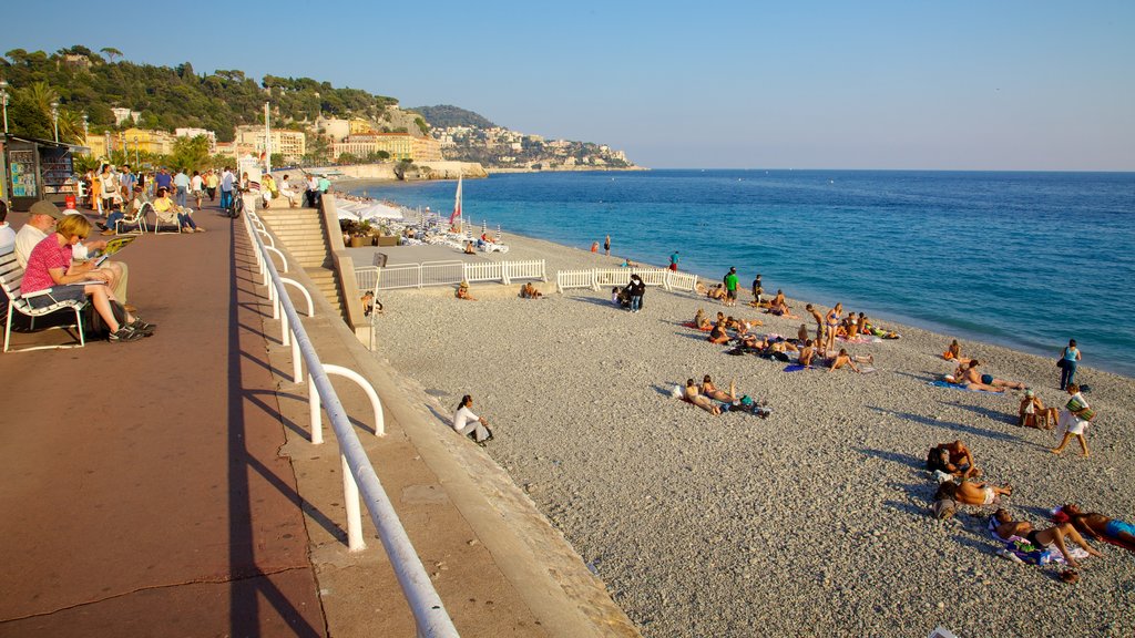 Promenade des Anglais som omfatter udsigt over kystområde og en stenstrand