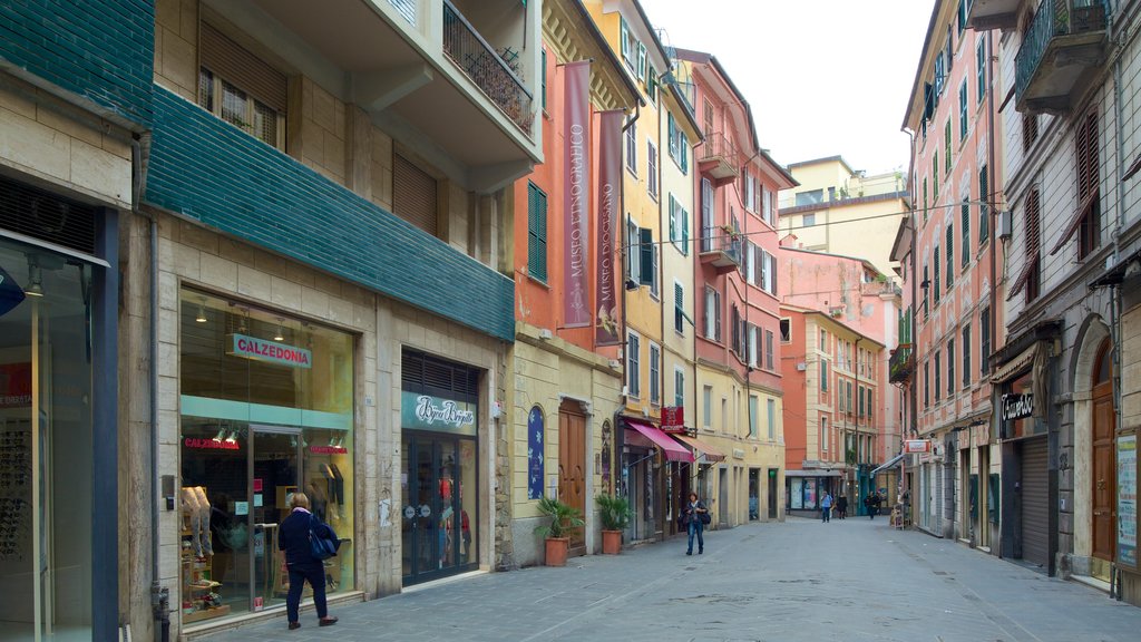 Museo Civico Etnografico Giovanni Podenzana yang mencakup arsitektur kuno