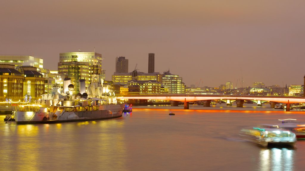 Londres mostrando escenas de noche, un puente y botes