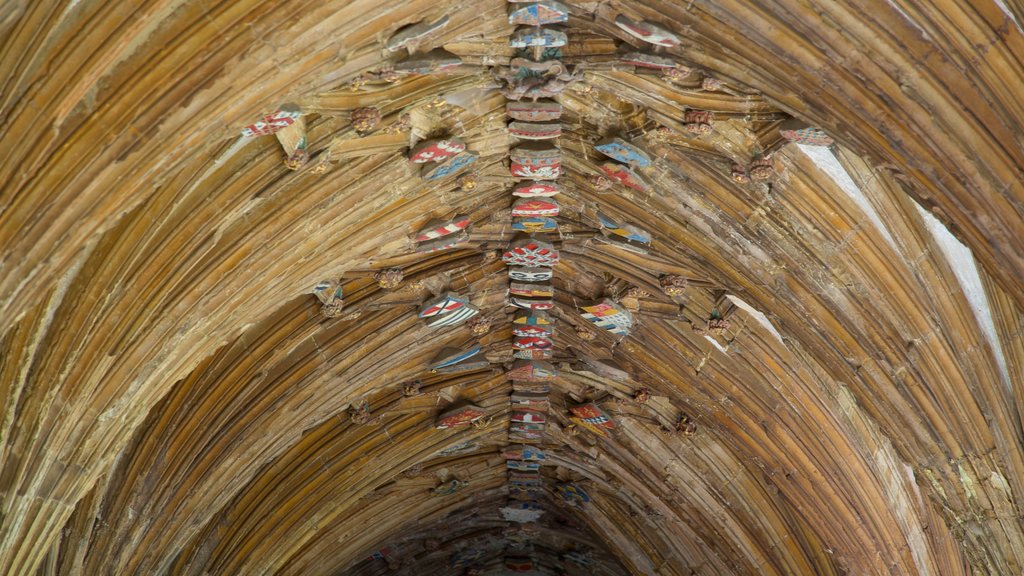 Catedral de Canterbury que incluye elementos religiosos, una iglesia o catedral y vista interna