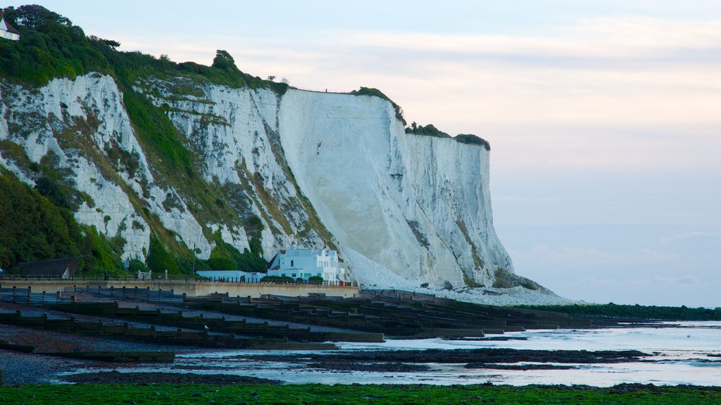 Acantilados Blancos de Dover mostrando una playa de guijarros, montañas y vistas de paisajes