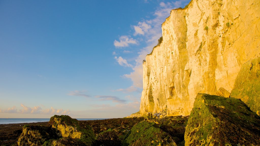 Dover ofreciendo vista panorámica, un atardecer y montañas