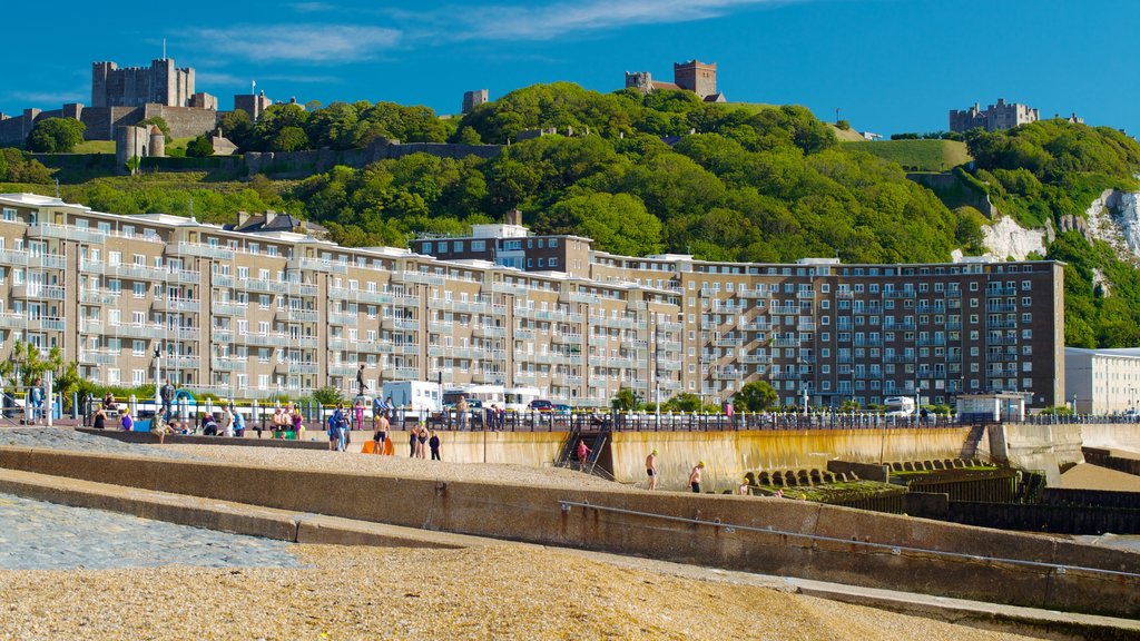 Dover Beach som omfatter en sandstrand og historiske bygningsværker såvel som en stor gruppe mennesker