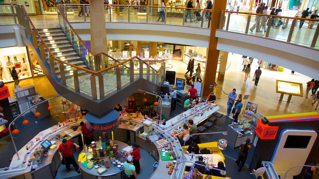 Bluewater Shopping Centre mostrando compras, comida y una ciudad