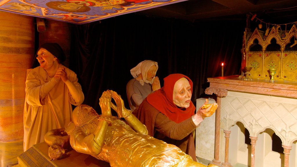 The Canterbury Tales ofreciendo una estatua o escultura y vistas interiores