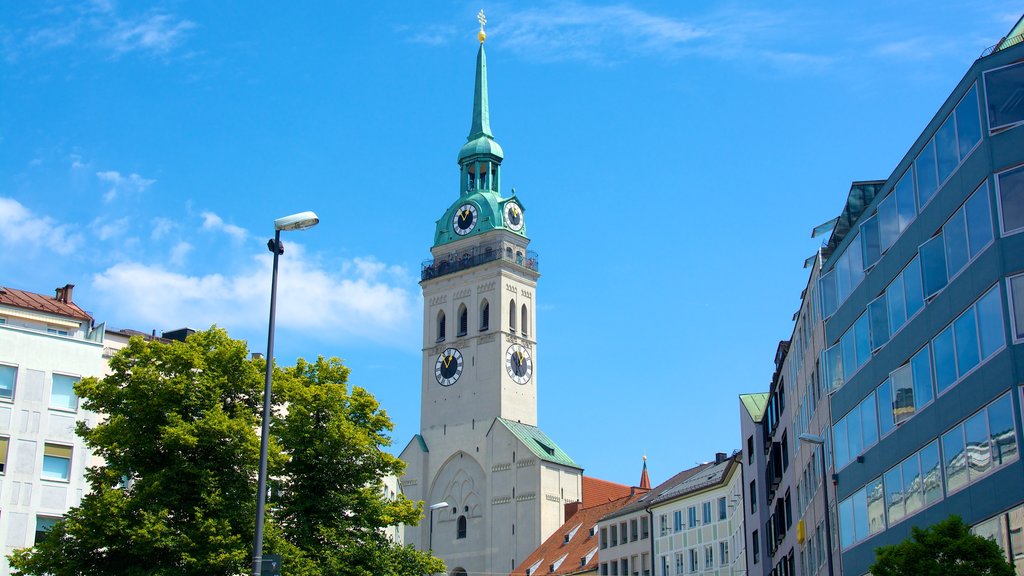 Munique que inclui elementos religiosos, uma igreja ou catedral e uma cidade