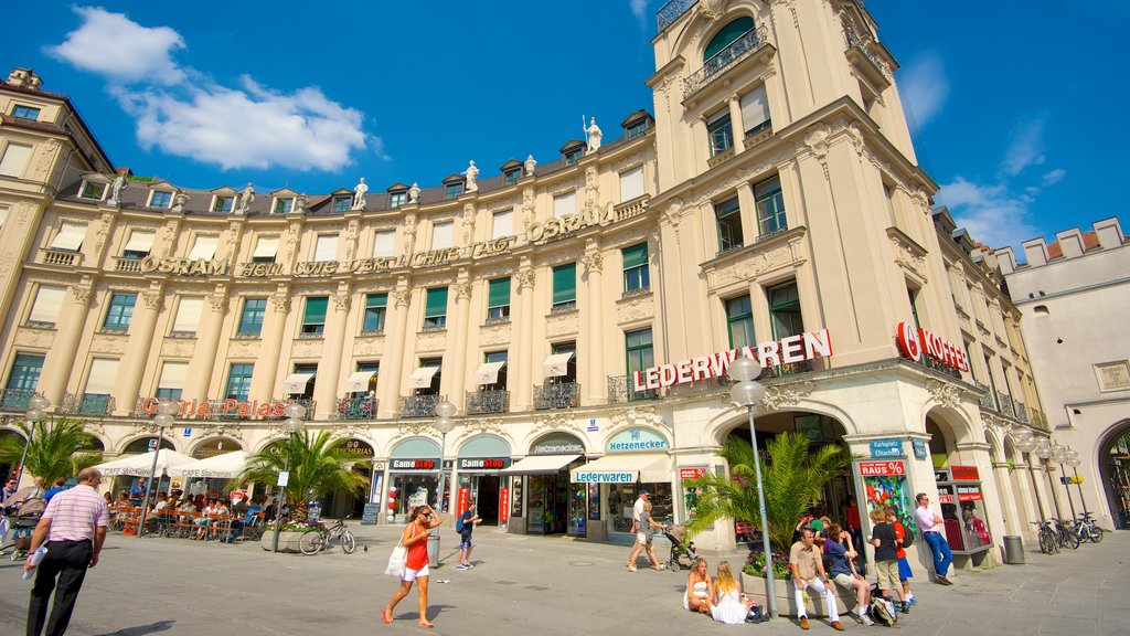 Karlsplatz/Stachus welches beinhaltet Platz oder Plaza, Straßenszenen und historische Architektur