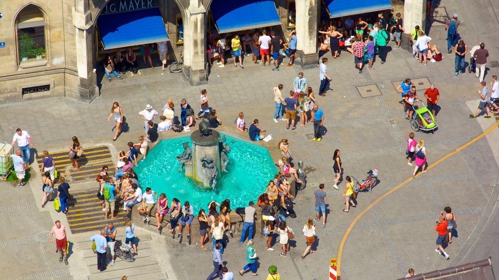 Iglesia de San Pedro mostrando elementos religiosos, un parque o plaza y una fuente