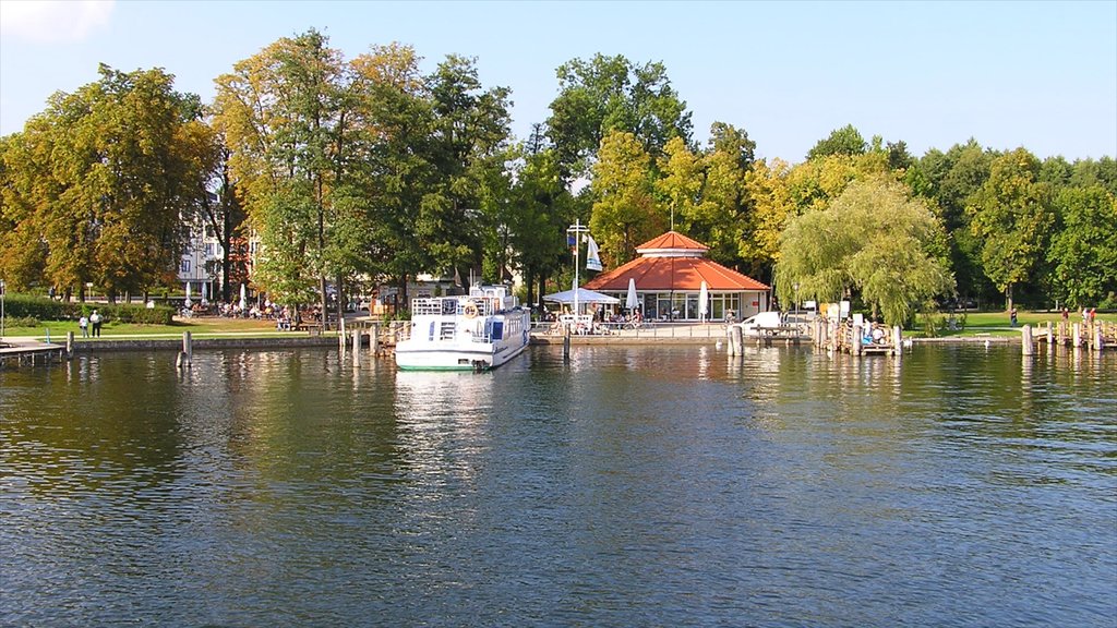 Bad Saarow que incluye un lago o espejo de agua, botes y un parque