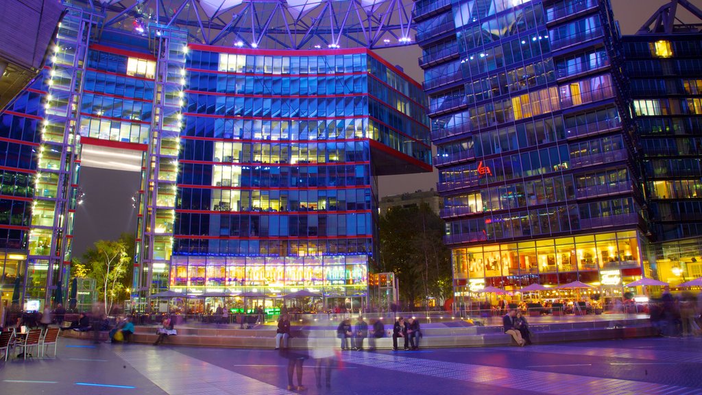 Potsdamer Platz ofreciendo escenas de noche, arquitectura moderna y una plaza