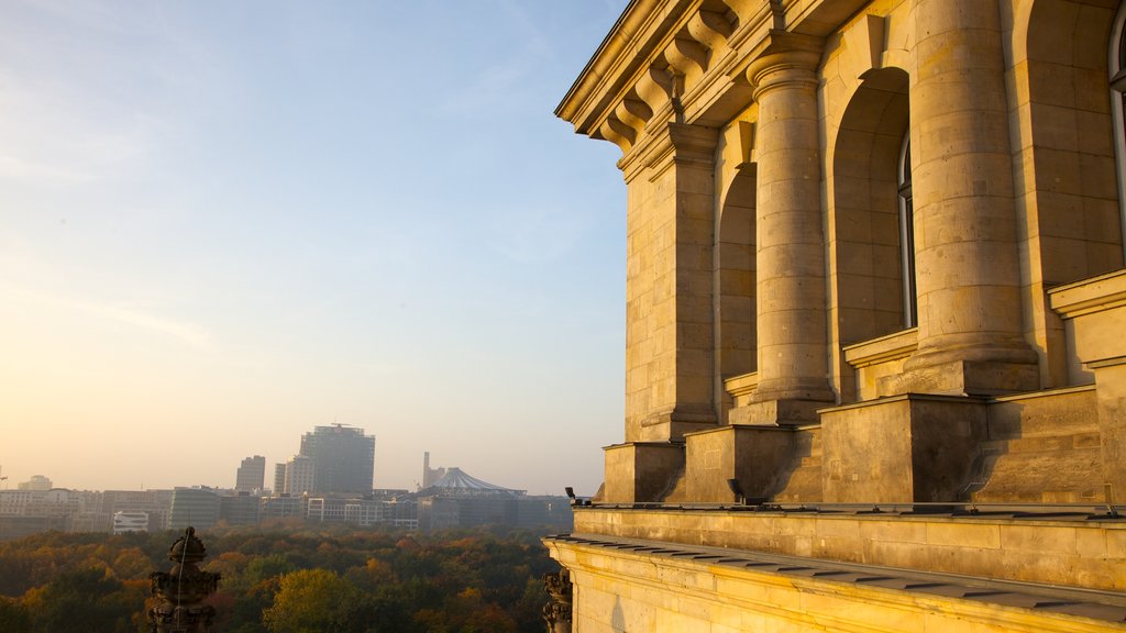 Reichstag Building mostrando linha do horizonte, um pôr do sol e arquitetura de patrimônio