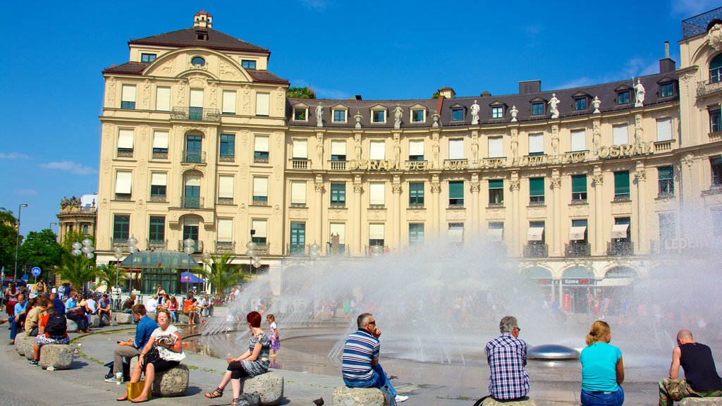 Karlsplatz - Stachus เนื้อเรื่องที่ มรดกทางสถาปัตยกรรม, จัตุรัสหรือพลาซ่า และ น้ำพุ