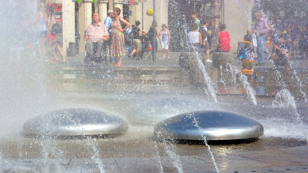 Karlsplatz - Stachus che include fontana, città e piazza