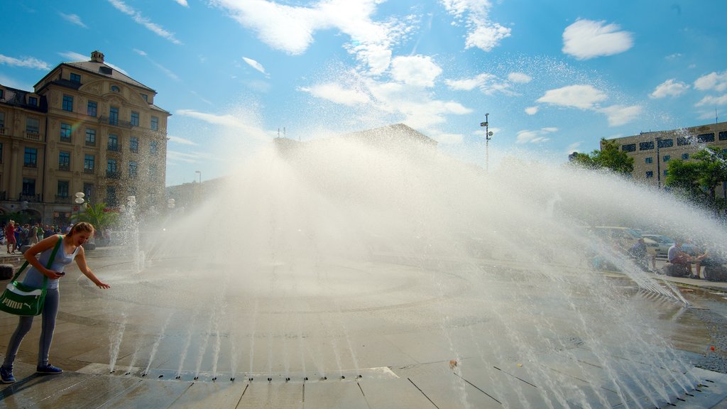 Karlsplatz - Stachus som omfatter udendørs kunst, et springvand og en plads eller et torv