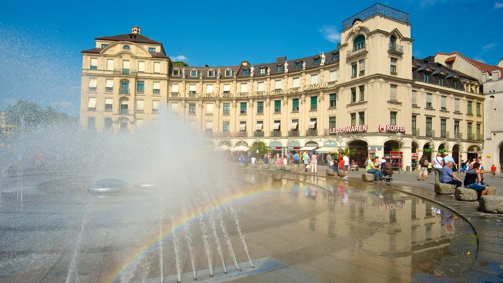 Karlsplatz - Stachus que inclui uma cidade, uma praça ou plaza e uma fonte