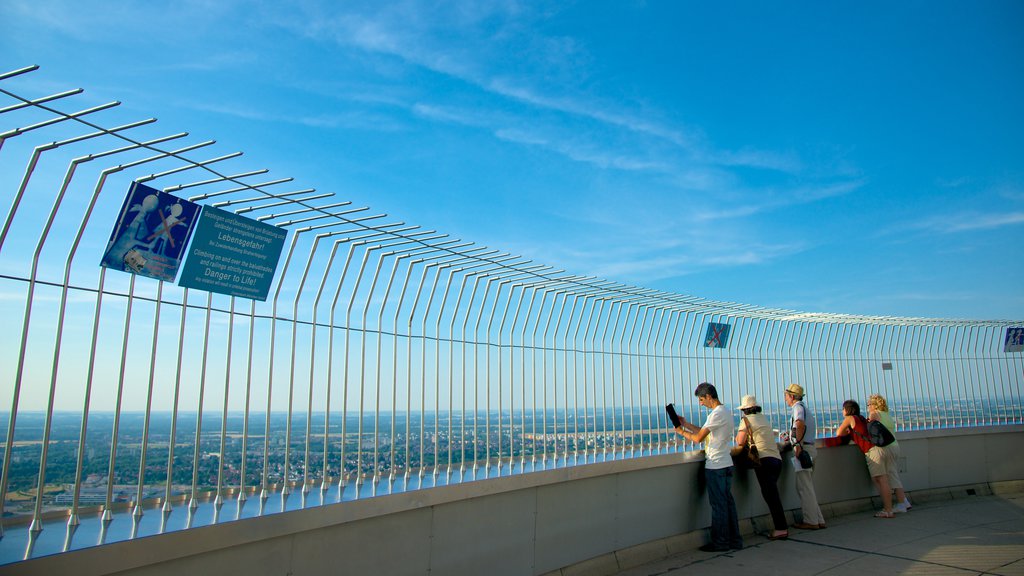 Torre Olímpica ofreciendo arquitectura moderna y vista y también un pequeño grupo de personas