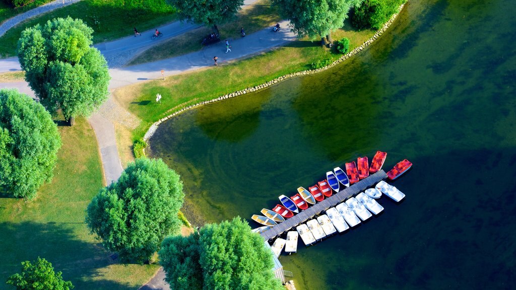 Torre Olímpica mostrando botes, un lago o espejo de agua y un parque