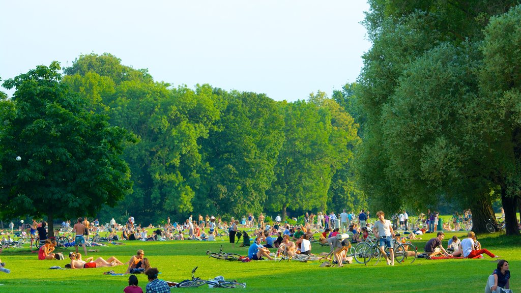 Jardín inglés mostrando un jardín y ir de pícnic y también un gran grupo de personas