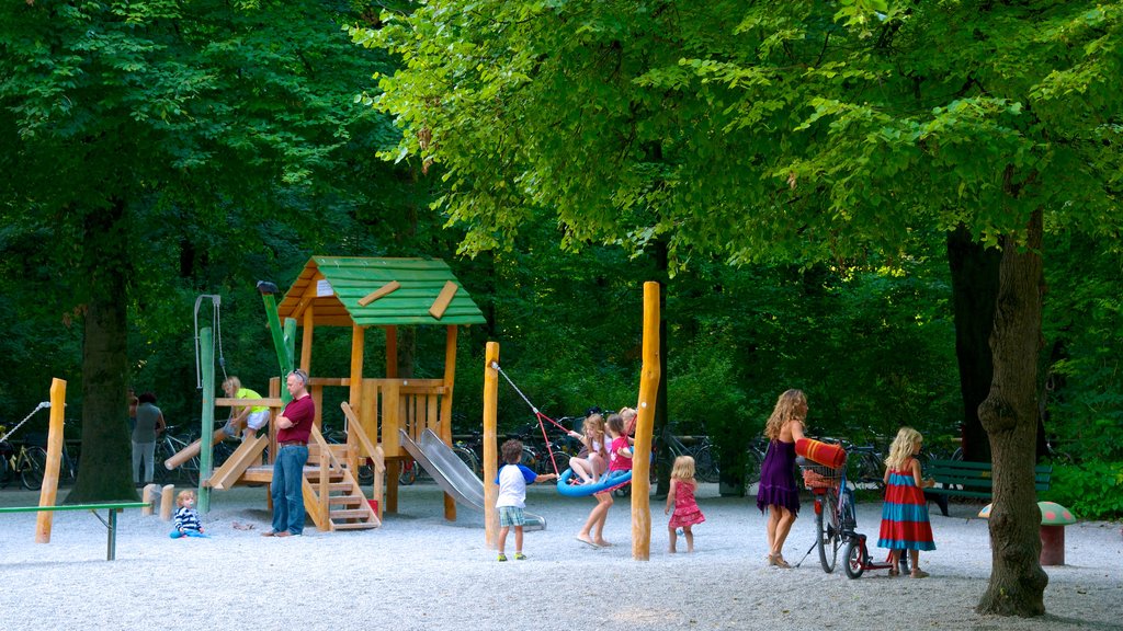 Englischer Garten som omfatter en have og en legeplads såvel som en familie