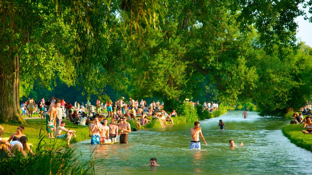 Jardín inglés ofreciendo un parque, natación y un lago o espejo de agua