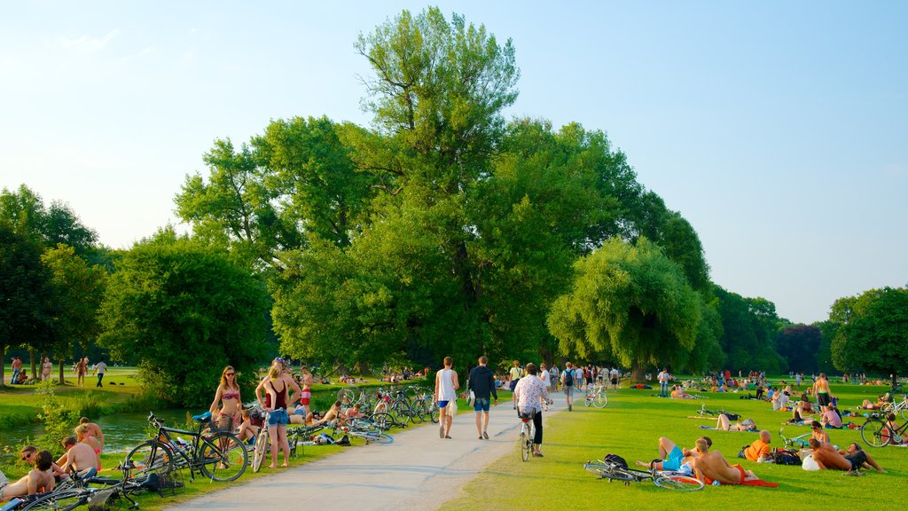 Englischer Garten mostrando ciclismo, um jardim e piquenique