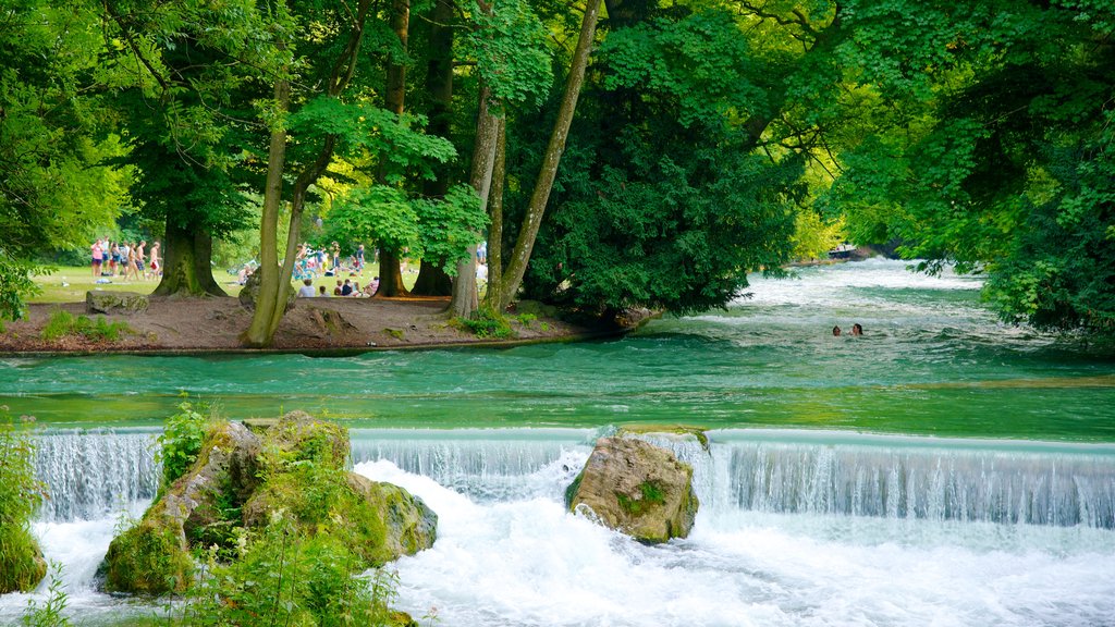 Jardín inglés que incluye un parque y un río o arroyo