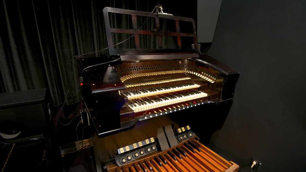 Filmmuseum ofreciendo vista interna y música