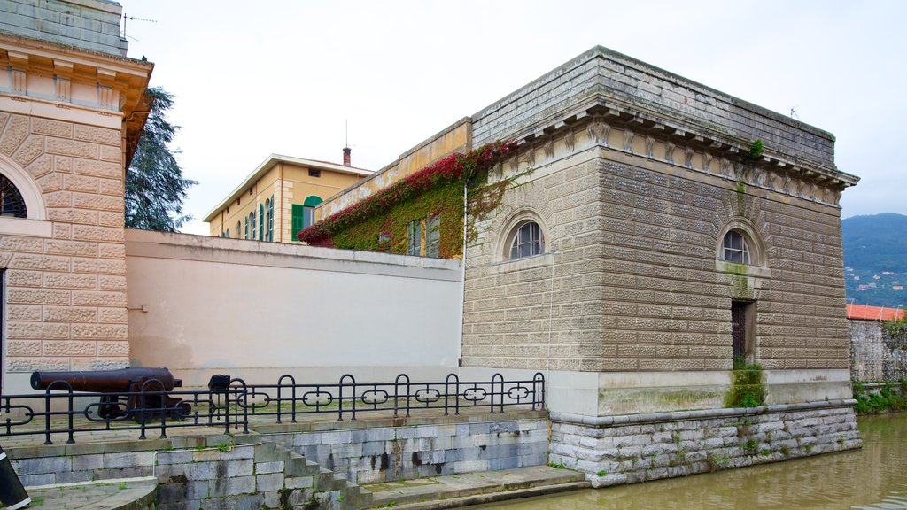 Museo Tecnico Navale mostrando elementos patrimoniales y un río o arroyo