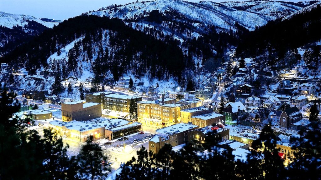 Deadwood ofreciendo una pequeña ciudad o aldea, escenas de noche y nieve