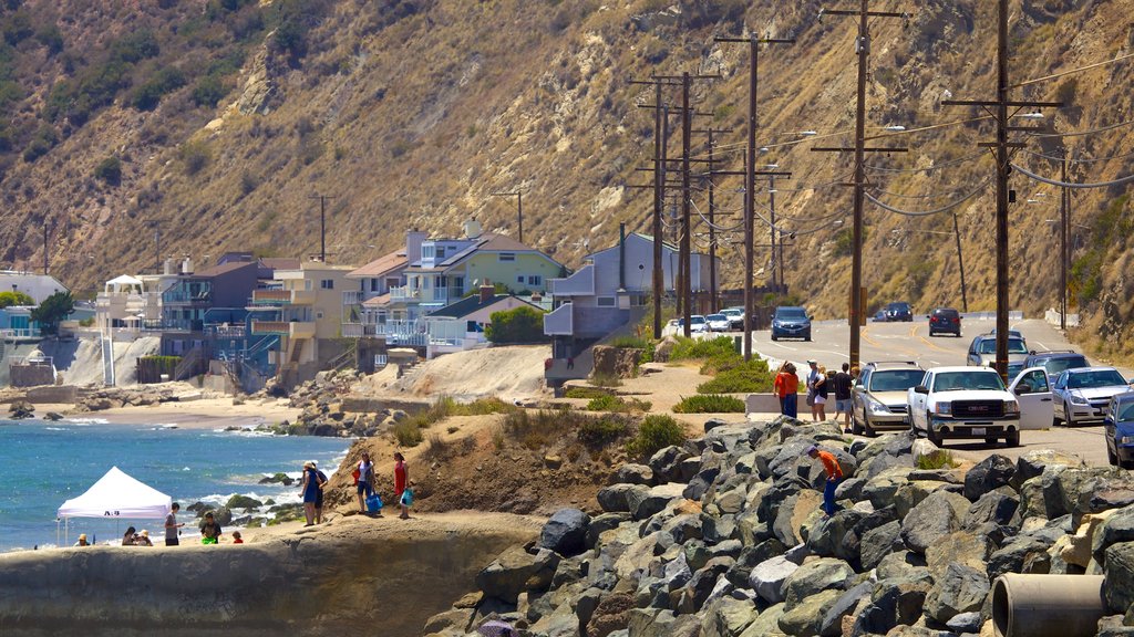 Malibú que incluye vistas de una costa, una localidad costera y litoral accidentado