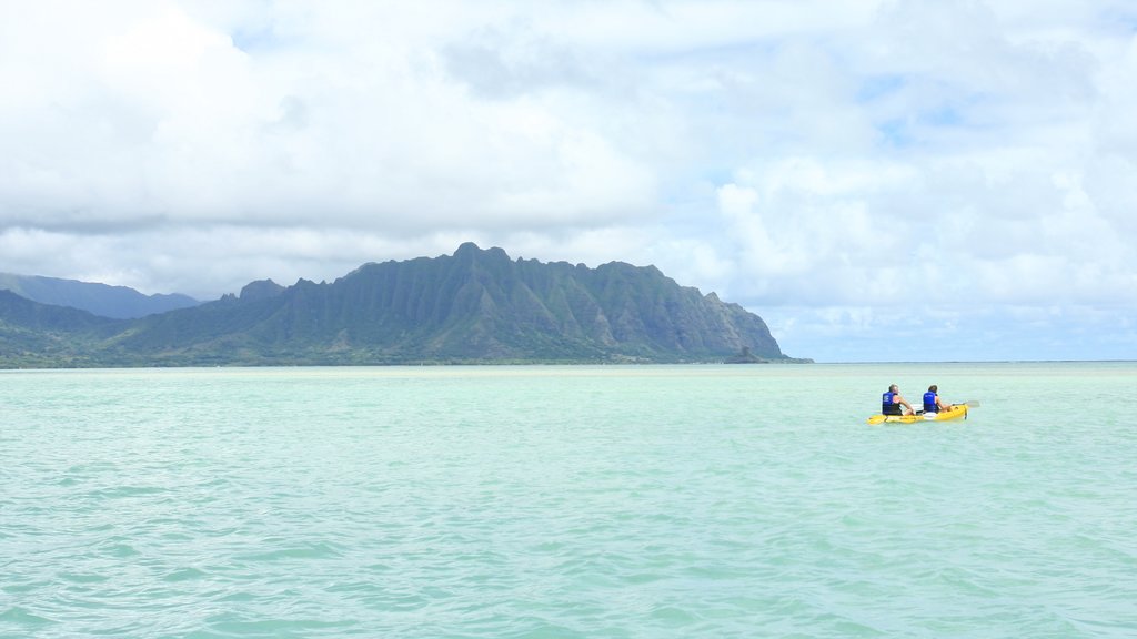 Kaneohe que incluye kayak o canoa, montañas y vistas generales de la costa