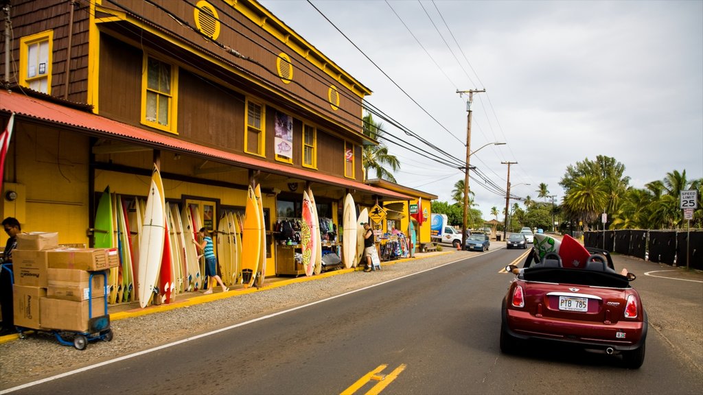 Haleiwa que incluye imágenes de calles y una pequeña ciudad o aldea y también un pequeño grupo de personas