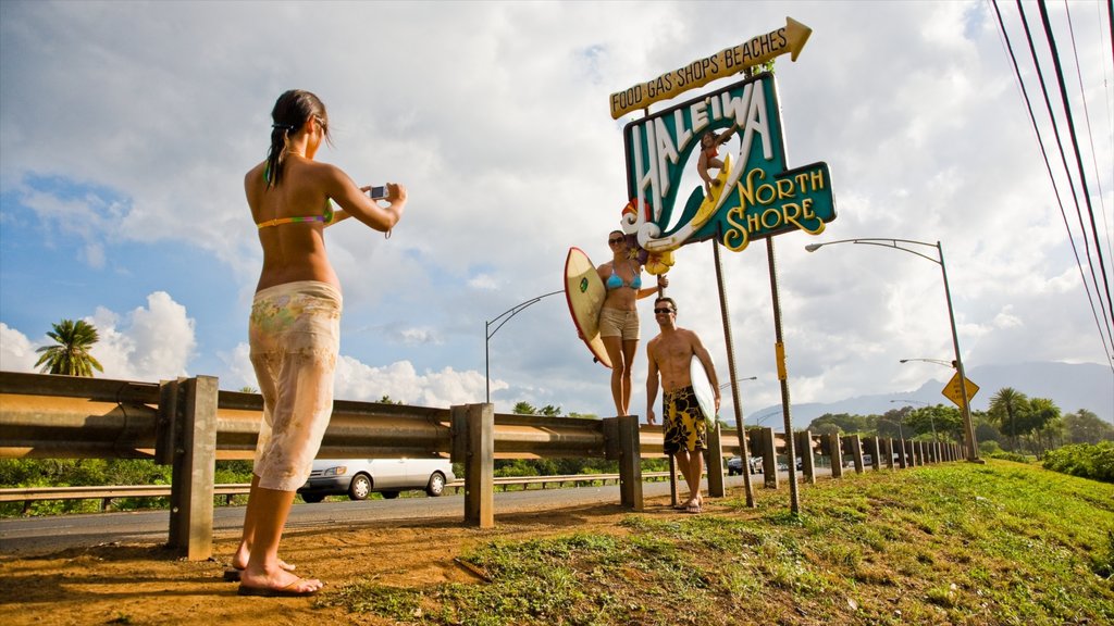 Haleiwa que inclui sinalização assim como um pequeno grupo de pessoas