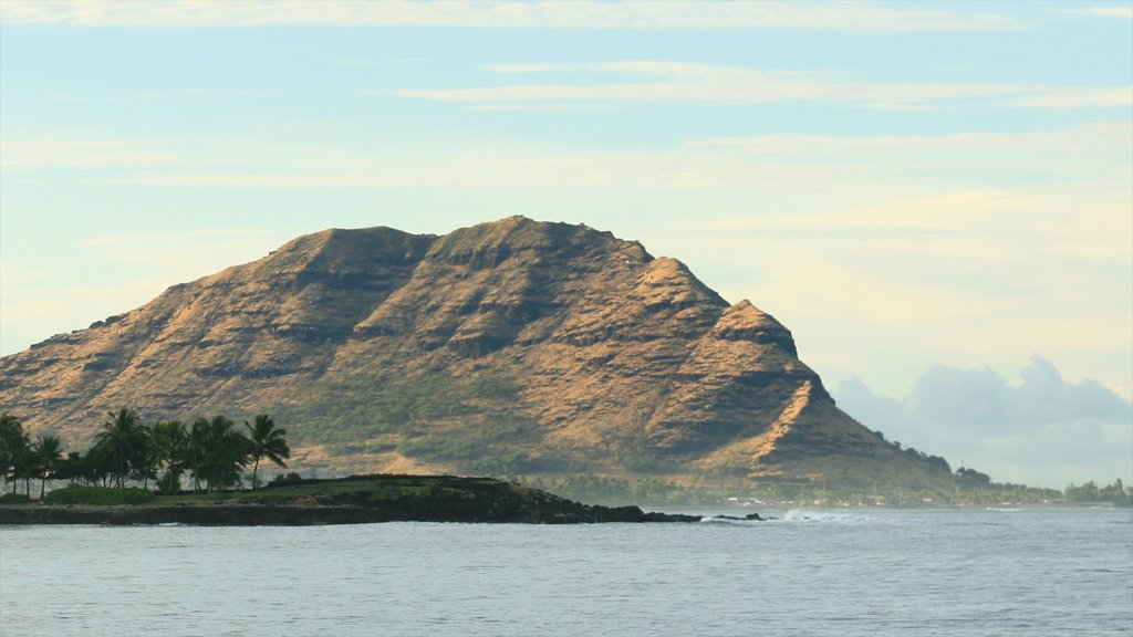 Makaha que incluye costa rocosa, vistas de una isla y montañas