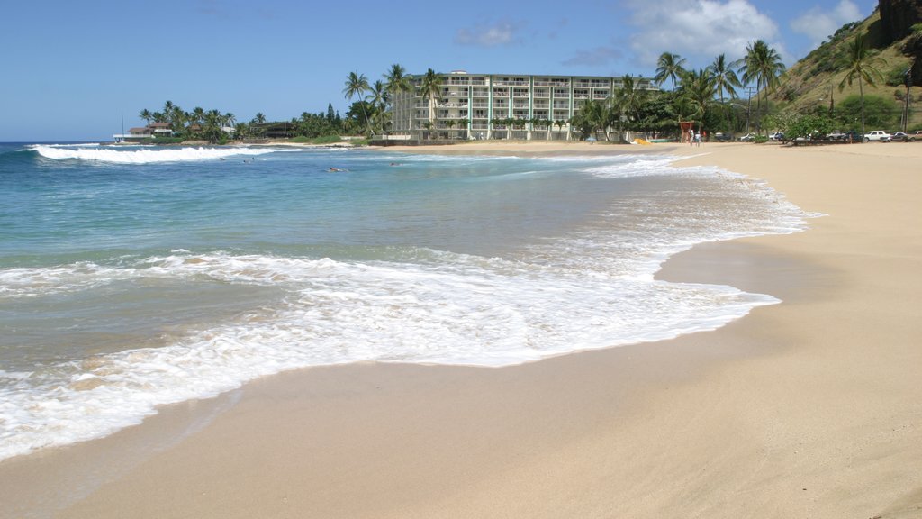 Makaha ofreciendo una ciudad costera, una playa y vistas de paisajes