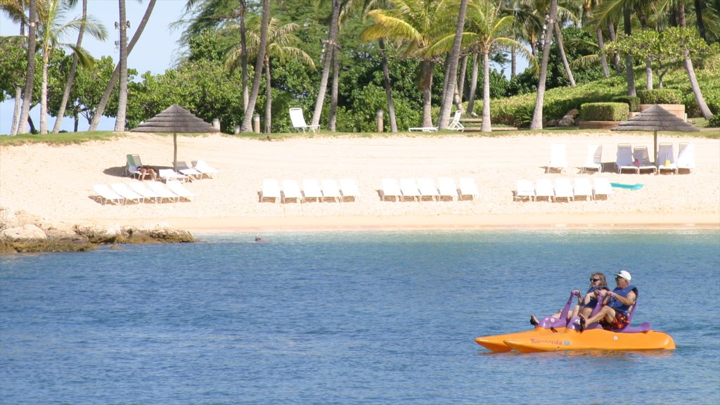 Makaha ofreciendo kayaks o canoas, escenas tropicales y una playa de arena