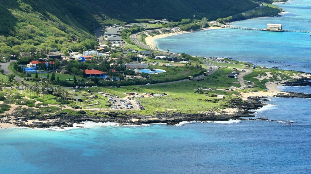 Makapuu Beach Park que incluye un parque, una ciudad costera y vistas generales de la costa