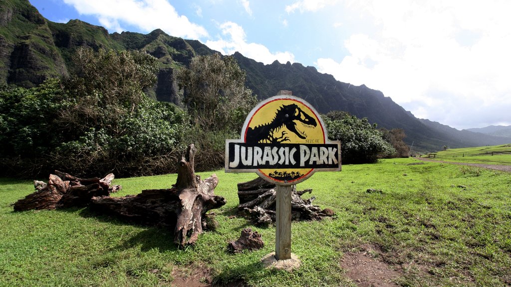 Kualoa Beach Park mostrando un parque, montañas y señalización