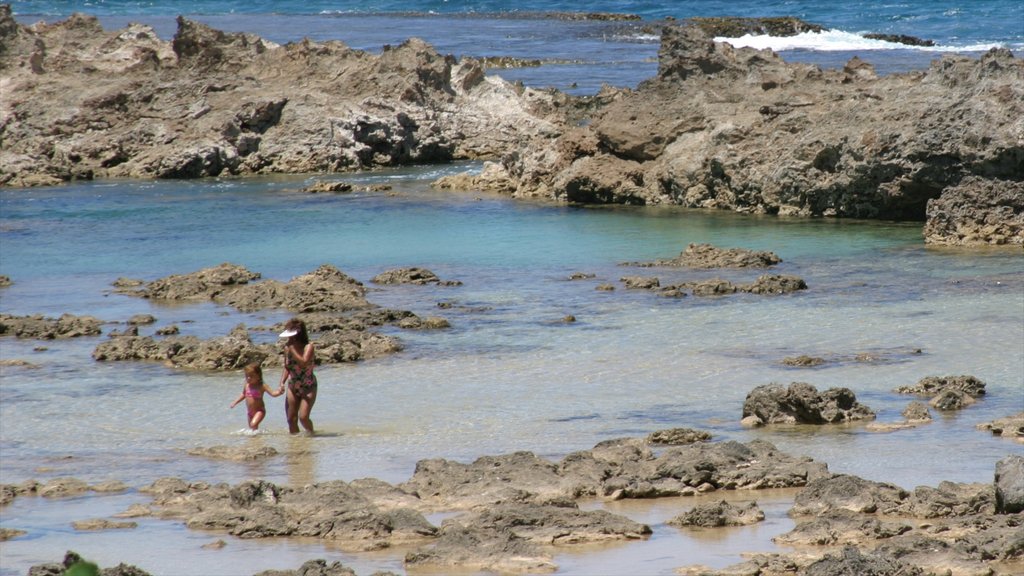 Pupukea Beach Park ofreciendo costa rocosa, vistas de paisajes y natación