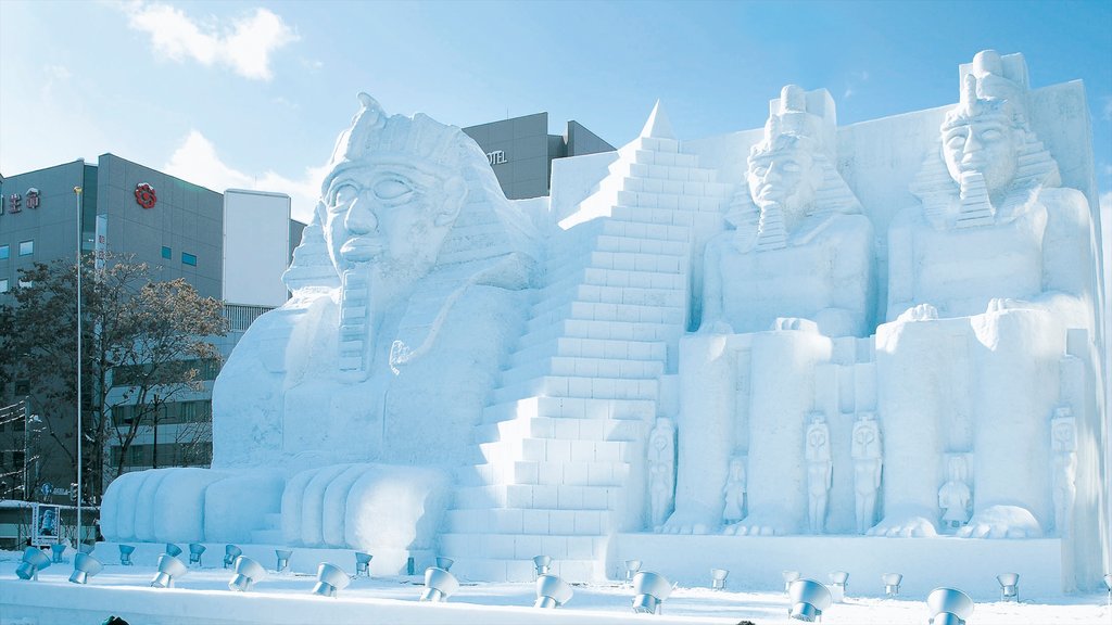 Sapporo mostrando una estatua o escultura, nieve y arte