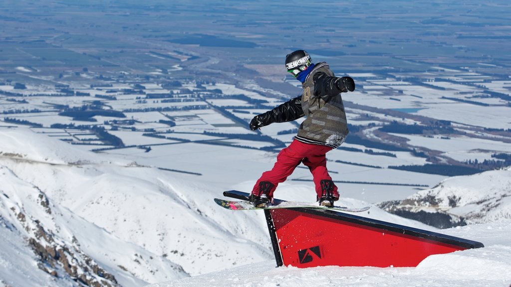 Mount Hutt Skifield que incluye nieve, snowboard y montañas