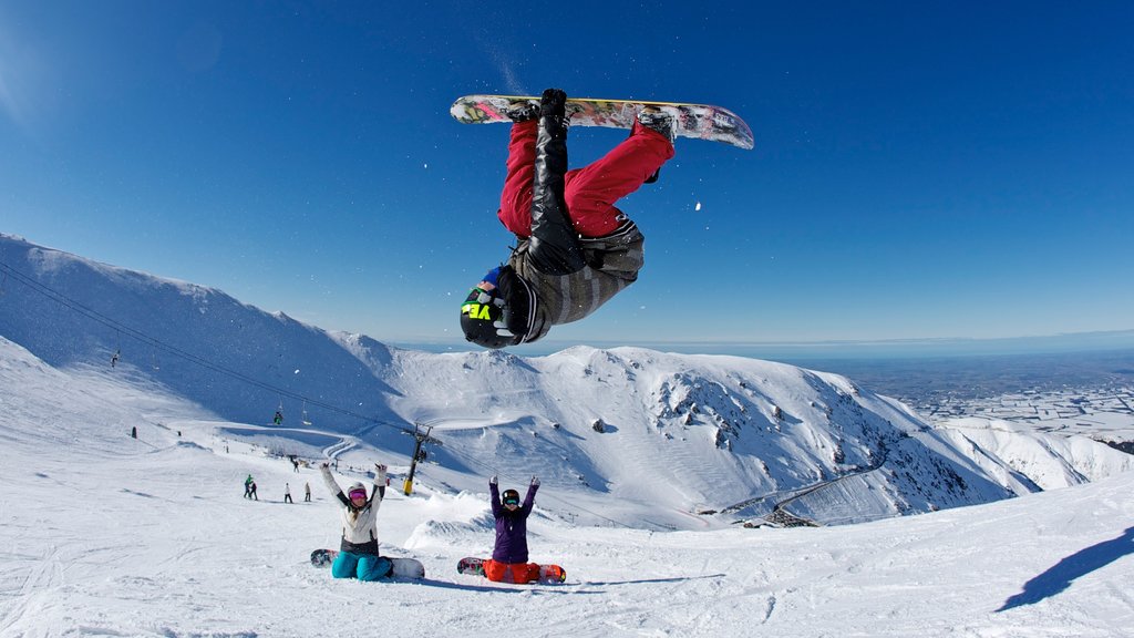 Mount Hutt Skifield que incluye nieve, un evento deportivo y snowboard