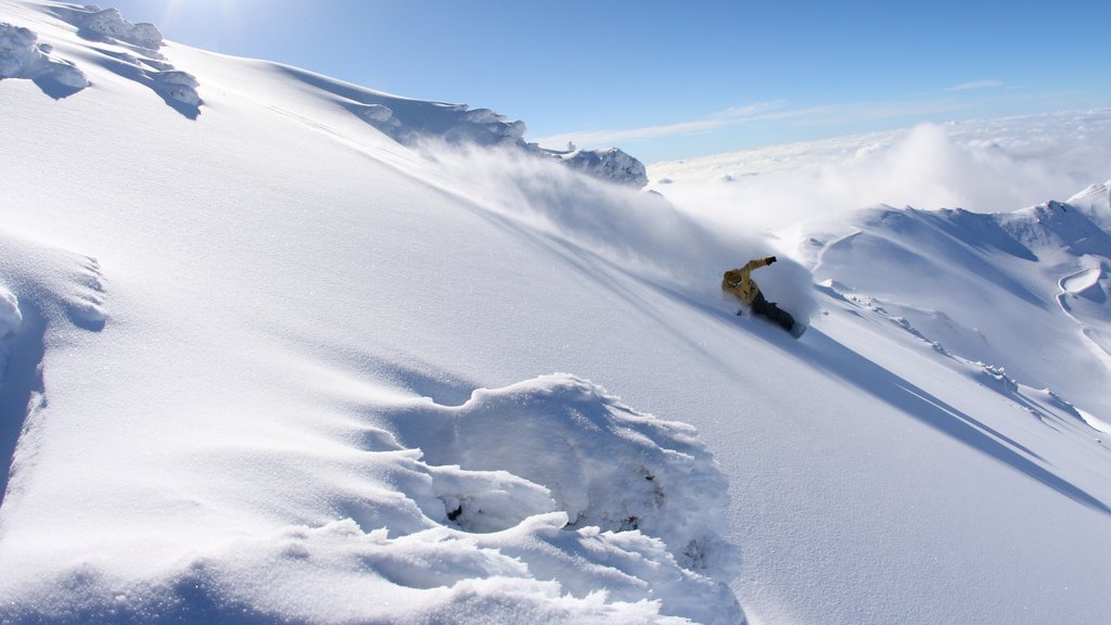 Mount Hutt Skifield mettant en vedette snowboard, neige et panoramas