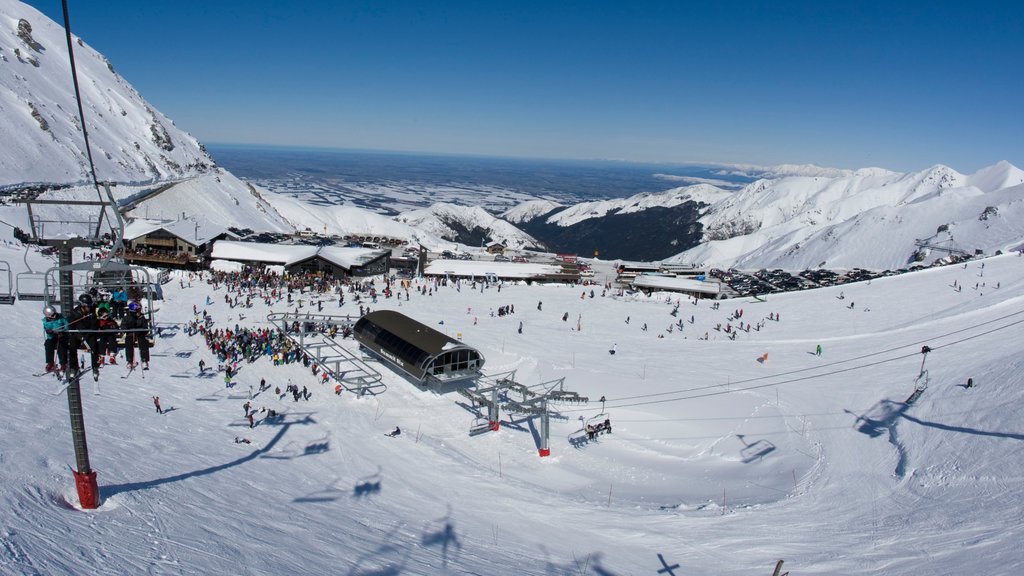 Mount Hutt Skifield which includes landscape views, snow and mountains