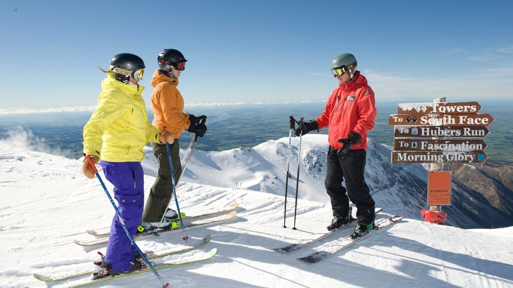 Mount Hutt Skifield mettant en vedette montagnes, signalisation et neige