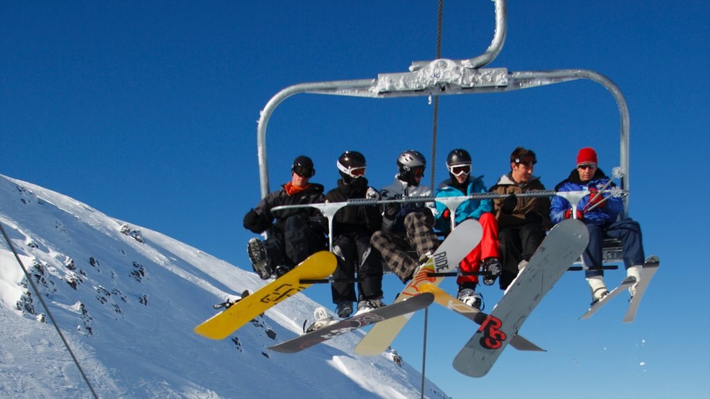 Mount Hutt Skifield which includes snowboarding, snow and mountains