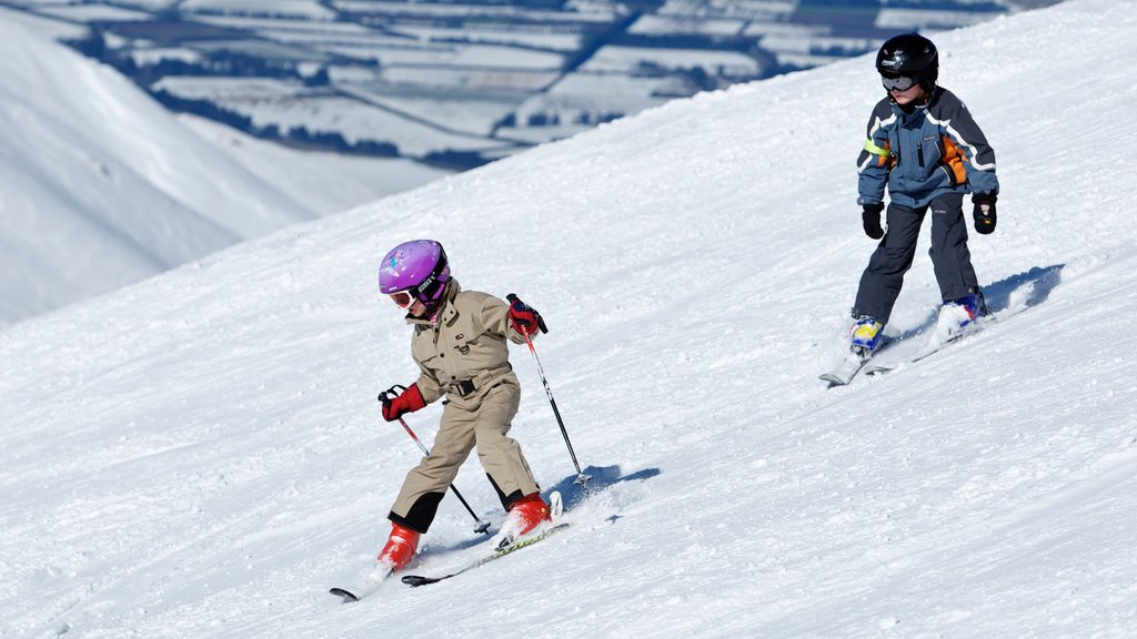 Mount Hutt Skifield ofreciendo nieve, montañas y esquiar en la nieve