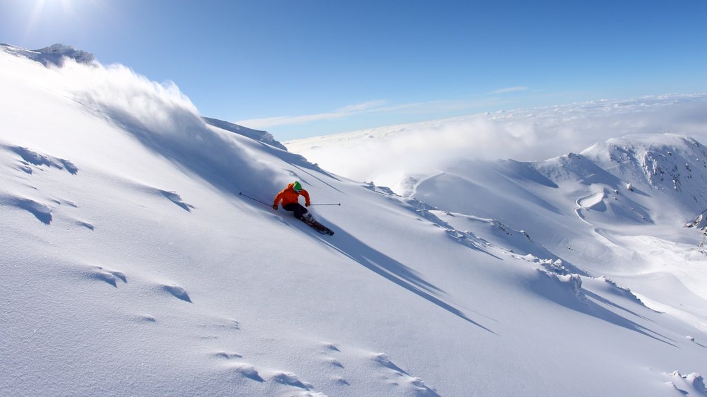 Mount Hutt Skifield which includes mountains, landscape views and snow skiing