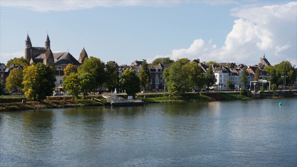 St. Servaas Basilika som viser en kirke eller en katedral, en flod eller et vandløb og religiøse aspekter