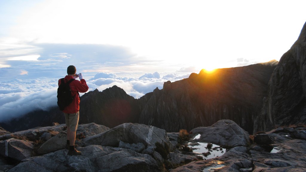 Kota Kinabalu que incluye senderismo o caminata, vistas de paisajes y una puesta de sol